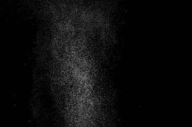 Siyah arka planda soyut su sıçramaları. Beyaz parçacıkların hareketlerini dondur. Yağmur, kar örtüsü dokusu.