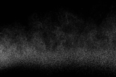 Siyah arka planda soyut su sıçramaları. Beyaz parçacıkların hareketlerini dondur. Yağmur, kar örtüsü dokusu.