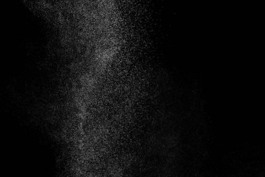 Siyah arka planda soyut su sıçramaları. Beyaz parçacıkların hareketlerini dondur. Yağmur, kar örtüsü dokusu.