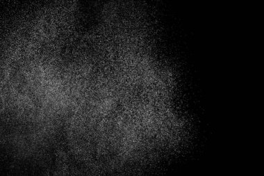 Siyah arka planda soyut su sıçramaları. Beyaz parçacıkların hareketlerini dondur. Yağmur, kar örtüsü dokusu.