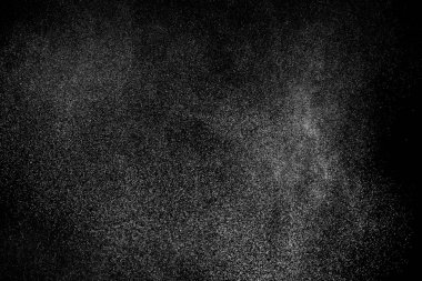 Siyah arka planda soyut su sıçramaları. Beyaz parçacıkların hareketlerini dondur. Yağmur, kar örtüsü dokusu.