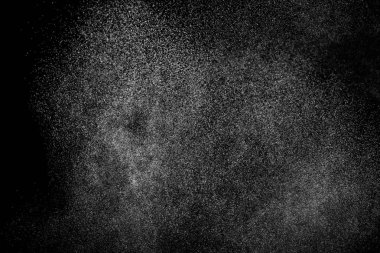 Siyah arka planda soyut su sıçramaları. Beyaz parçacıkların hareketlerini dondur. Yağmur, kar örtüsü dokusu.