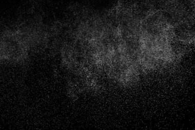 Siyah arka planda soyut su sıçramaları. Beyaz parçacıkların hareketlerini dondur. Yağmur, kar örtüsü dokusu.