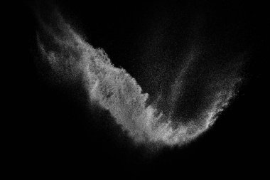 Siyah zemin üzerindeki beyaz parçacıkların hareketlerini dondur. Barut patlaması. Soyut toz tabakası dokusu.