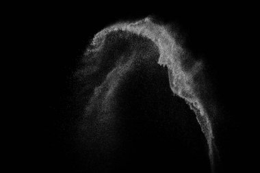 Siyah zemin üzerindeki beyaz parçacıkların hareketlerini dondur. Barut patlaması. Soyut toz tabakası dokusu.