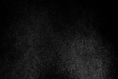 Siyah arka planda soyut su sıçramaları. Beyaz parçacıkların hareketlerini dondur. Yağmur, kar örtüsü dokusu.