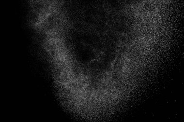 Siyah arka planda soyut su sıçramaları. Beyaz parçacıkların hareketlerini dondur. Yağmur, kar örtüsü dokusu.