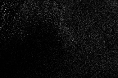 Siyah arka planda soyut su sıçramaları. Beyaz parçacıkların hareketlerini dondur. Yağmur, kar örtüsü dokusu.