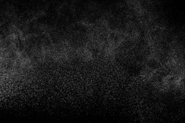 Siyah arka planda soyut su sıçramaları. Beyaz parçacıkların hareketlerini dondur. Yağmur, kar örtüsü dokusu.