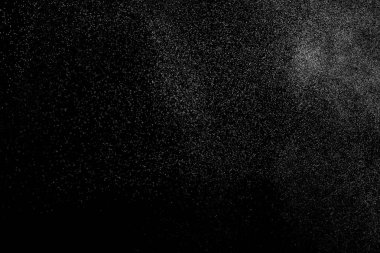 Siyah arka planda soyut su sıçramaları. Beyaz parçacıkların hareketlerini dondur. Yağmur, kar örtüsü dokusu.