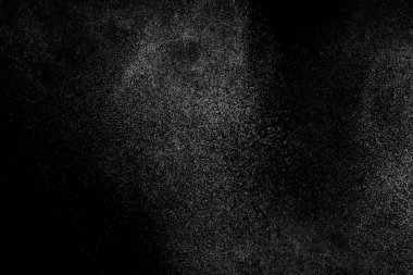 Siyah arka planda soyut su sıçramaları. Beyaz parçacıkların hareketlerini dondur. Yağmur, kar örtüsü dokusu.