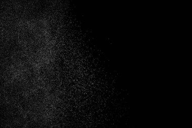 Siyah arka planda soyut su sıçramaları. Beyaz parçacıkların hareketlerini dondur. Yağmur, kar örtüsü dokusu.