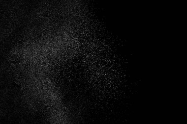 Siyah arka planda soyut su sıçramaları. Beyaz parçacıkların hareketlerini dondur. Yağmur, kar örtüsü dokusu.