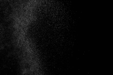 Siyah arka planda soyut su sıçramaları. Beyaz parçacıkların hareketlerini dondur. Yağmur, kar örtüsü dokusu.