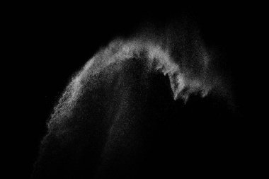 Siyah zemin üzerindeki beyaz parçacıkların hareketlerini dondur. Barut patlaması. Soyut toz tabakası dokusu.