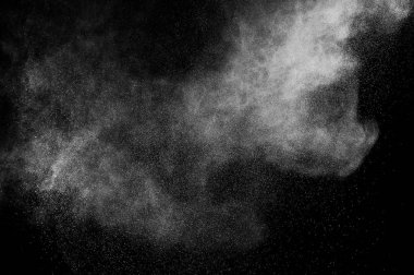 Siyah zemin üzerindeki beyaz parçacıkların hareketlerini dondur. Barut patlaması. Soyut toz tabakası dokusu.
