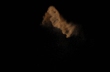 Kumsal patlaması siyah arka planda izole edildi. Soyut kum bulutu.