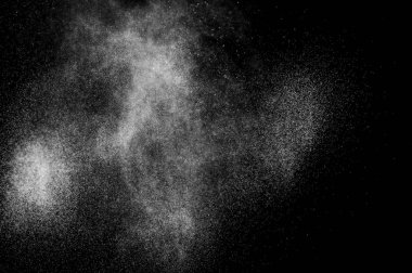 siyah bir zemin üzerine su sıçramalarına soyut. Soyut sprey su. Soyut yağmur. su duş bırakır. Beyaz toz patlama. Soyut doku. siyah arka plan.