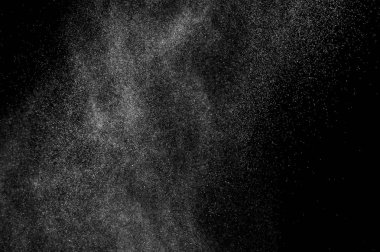 siyah bir zemin üzerine su sıçramalarına soyut. Soyut sprey su. Soyut yağmur. su duş bırakır. Beyaz toz patlama. Soyut doku. siyah arka plan.