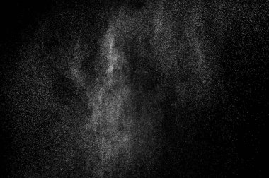 siyah bir zemin üzerine su sıçramalarına soyut. Soyut sprey su. Soyut yağmur. su duş bırakır. Beyaz toz patlama. Soyut doku. siyah arka plan.