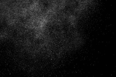 siyah bir zemin üzerine su sıçramalarına soyut. Soyut sprey su. Soyut yağmur. su duş bırakır. Beyaz toz patlama. Soyut doku. siyah arka plan.