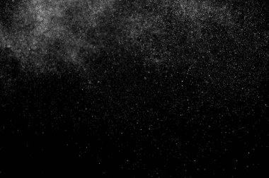 siyah bir zemin üzerine su sıçramalarına soyut. Soyut sprey su. Soyut yağmur. su duş bırakır. Beyaz toz patlama. Soyut doku. siyah arka plan.