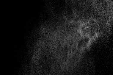 Siyah arka planda soyut su sıçramaları. Soyut su püskürtüsü. Soyut yağmur. Duş suyu damlaları. soyut doku.