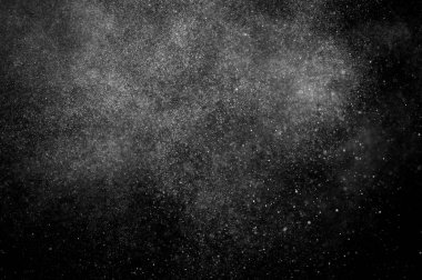 Siyah arka planda soyut su sıçramaları. Soyut su püskürtüsü. Soyut yağmur. Duş suyu damlaları. soyut doku.