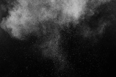 Siyah zemin üzerindeki beyaz parçacıkların hareketlerini dondur. Barut patlaması. Soyut toz tabakası dokusu.