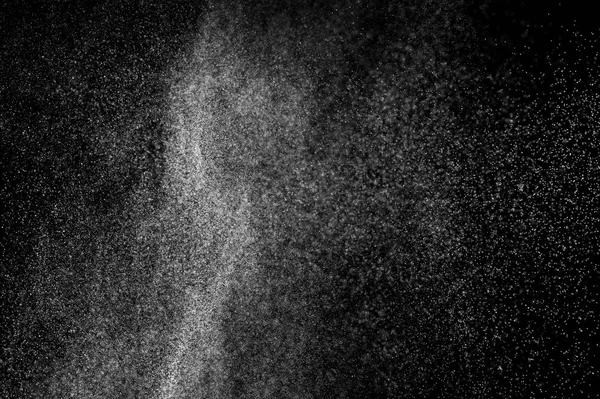 黒の背景に水の抽象的な水しぶき 水の抽象的なスプレー 抽象的な雨 シャワー水を削除します 白い粉塵爆発 抽象的なテクスチャです 抽象的な黒背景 — ストック写真