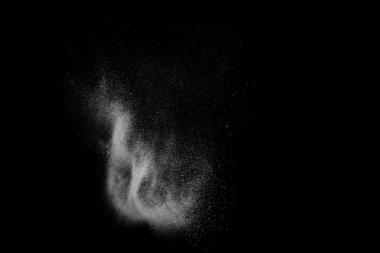 Siyah zemin üzerindeki beyaz parçacıkların hareketlerini dondur. Barut patlaması. Soyut toz tabakası dokusu.