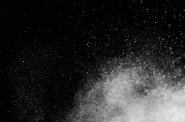 Siyah arka planda soyut su sıçramaları. Soyut su püskürtüsü. Soyut yağmur. Duş suyu damlaları. soyut doku.