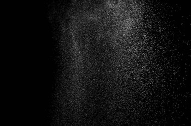 Siyah arka planda soyut su sıçramaları. Soyut su püskürtüsü. Soyut yağmur. Duş suyu damlaları. soyut doku.