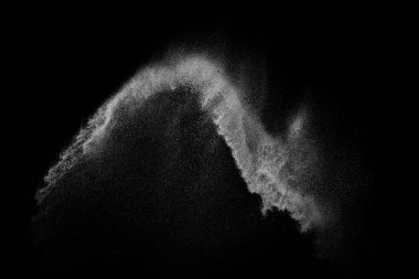 Siyah zemin üzerindeki beyaz parçacıkların hareketlerini dondur. Barut patlaması. Soyut toz tabakası dokusu.