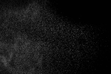 Siyah arka planda soyut su sıçramaları. Beyaz parçacıkların hareketlerini dondur. Yağmur, kar örtüsü dokusu.