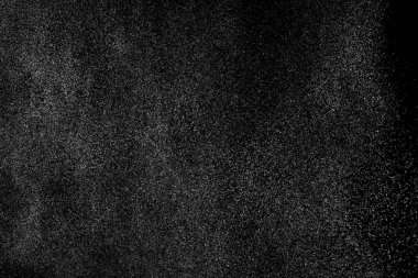 Siyah arka planda soyut su sıçramaları. Beyaz parçacıkların hareketlerini dondur. Yağmur, kar örtüsü dokusu.