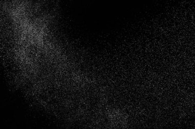 Siyah arka planda soyut su sıçramaları. Beyaz parçacıkların hareketlerini dondur. Yağmur, kar örtüsü dokusu.