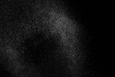 Siyah arka planda soyut su sıçramaları. Beyaz parçacıkların hareketlerini dondur. Yağmur, kar örtüsü dokusu.