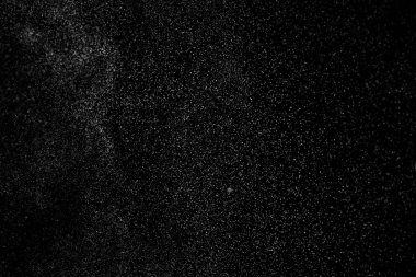 Siyah arka planda soyut su sıçramaları. Beyaz parçacıkların hareketlerini dondur. Yağmur, kar örtüsü dokusu.