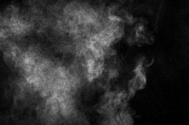 Siyah zemin üzerindeki beyaz parçacıkların hareketlerini dondur. Barut patlaması. Soyut toz tabakası dokusu.