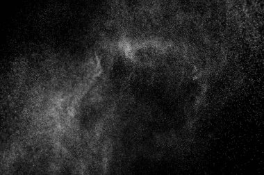 siyah bir zemin üzerine su sıçramalarına soyut. Soyut sprey su. Soyut yağmur. su duş bırakır. Beyaz toz patlama. Soyut doku. siyah arka plan.