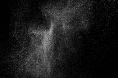 siyah bir zemin üzerine su sıçramalarına soyut. Soyut sprey su. Soyut yağmur. su duş bırakır. Beyaz toz patlama. Soyut doku. siyah arka plan.
