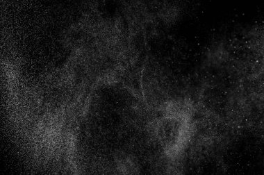 siyah bir zemin üzerine su sıçramalarına soyut. Soyut sprey su. Soyut yağmur. su duş bırakır. Beyaz toz patlama. Soyut doku. siyah arka plan.