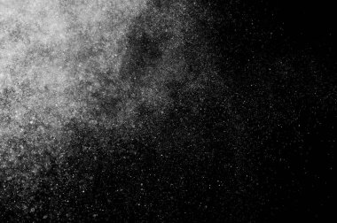 Siyah arka planda soyut su sıçramaları. Soyut su püskürtüsü. Soyut yağmur. Duş suyu damlaları. soyut doku.