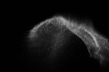 Siyah zemin üzerindeki beyaz parçacıkların hareketlerini dondur. Barut patlaması. Soyut toz tabakası dokusu.