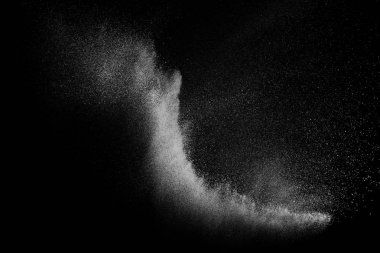 Siyah zemin üzerindeki beyaz parçacıkların hareketlerini dondur. Barut patlaması. Soyut toz tabakası dokusu.