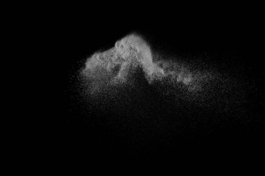 Siyah zemin üzerindeki beyaz parçacıkların hareketlerini dondur. Barut patlaması. Soyut toz tabakası dokusu.