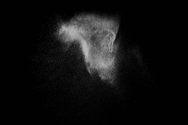 Siyah zemin üzerindeki beyaz parçacıkların hareketlerini dondur. Barut patlaması. Soyut toz tabakası dokusu.