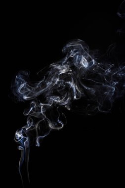 Duman siyah arka plan üzerine hareket dondurmak. Soyut vape bulutlar.