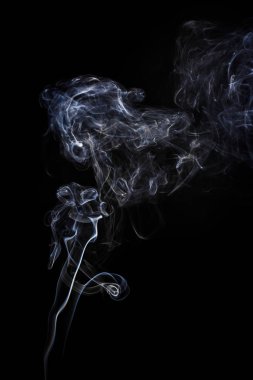 Duman siyah arka plan üzerine hareket dondurmak. Soyut vape bulutlar.